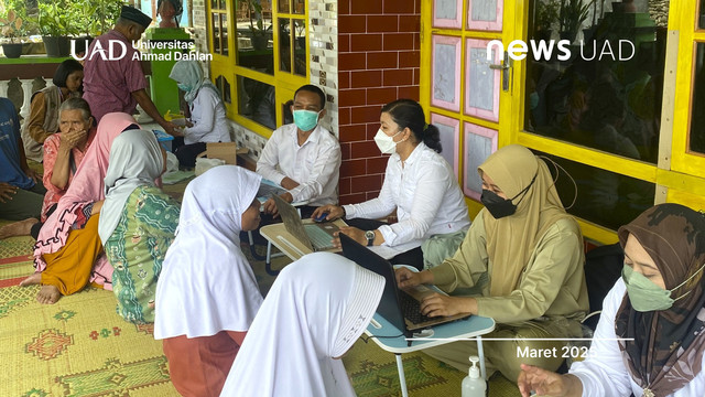 Cek Kesehatan Gratis bagi Lansia Bersama Mahasiswa KKN Universitas Ahmad Dahlan (UAD) di Gesikan III (Foto. KKN UAD)