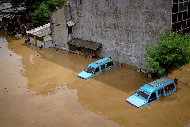 Banjir akibat luapan Sungai Ciliwung masih merendam permukiman warga di Kelurahan Rawajati, Pancoran, Jakarta Selatan, Selasa (4/3). Foto: Jamal Ramadhan/kumparan