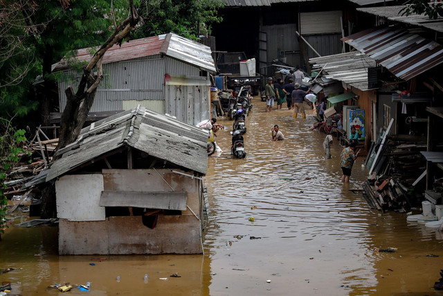 Banjir akibat luapan Sungai Ciliwung masih merendam permukiman warga di Kelurahan Rawajati, Pancoran, Jakarta Selatan, Selasa (4/3). Foto: Jamal Ramadhan/kumparan