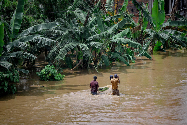 Banjir akibat luapan Sungai Ciliwung masih merendam permukiman warga di Kelurahan Rawajati, Pancoran, Jakarta Selatan, Selasa (4/3). Foto: Jamal Ramadhan/kumparan