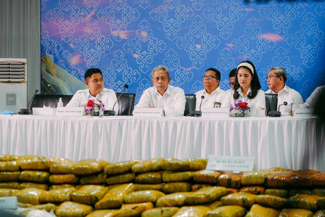 Wamensos Agus Jabo Priyono turut hadir dalam Konferensi Pers Penindakan Desk Pemberantasan Narkoba dan Live Penggeledahan Serentak yang digelar BNN, Senin (3/3/2025). Foto: Kemensos RI