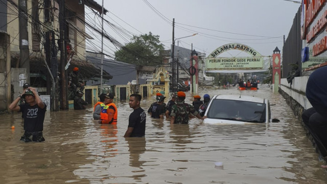 Suasana saat banjir di Perumahan Pondok Gede Permai, Bekasi, Jawa Barat, Selasa (4/3/2025). Foto: kumparan