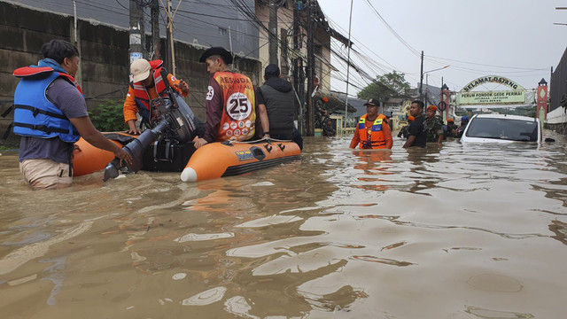 Suasana saat banjir di Perumahan Pondok Gede Permai, Bekasi, Jawa Barat, Selasa (4/3/2025). Foto: kumparan