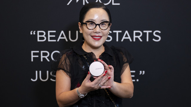 MUA Korea Jung Saem Mool merayakan peluncuran brand makeup profesional Jung Saem Mool Beauty di Indonesia pada Jumat (28/2/2025) di The Langham Jakarta. Foto: Dok. Sociolla