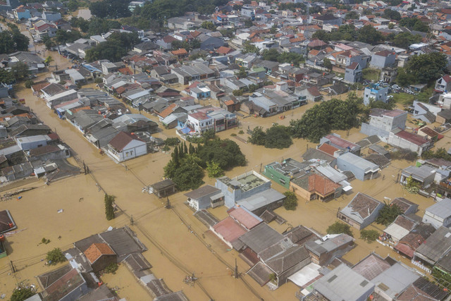 Foto udara banjir merendam perumahan Pondok Gede Permai, Jatirasa, Bekasi, Jawa Barat, Selasa (4/3/2025).  Foto: Fakhri Hermansyah/ANTARA FOTO