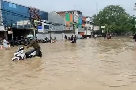 Banjir merendam jalan di dekat Stasiun Bekasi, Kota Bekasi, Selasa (4/3/2025). Foto: Dok. Reihan Ghifari