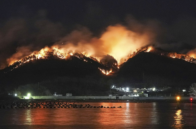 Pemadaman kebakaran dari udara di lokasi kebakaran hutan di Ofunato, Prefektur Iwate, timur laut Jepang, 4 Maret 2025. Foto: Kyodo/via REUTERS