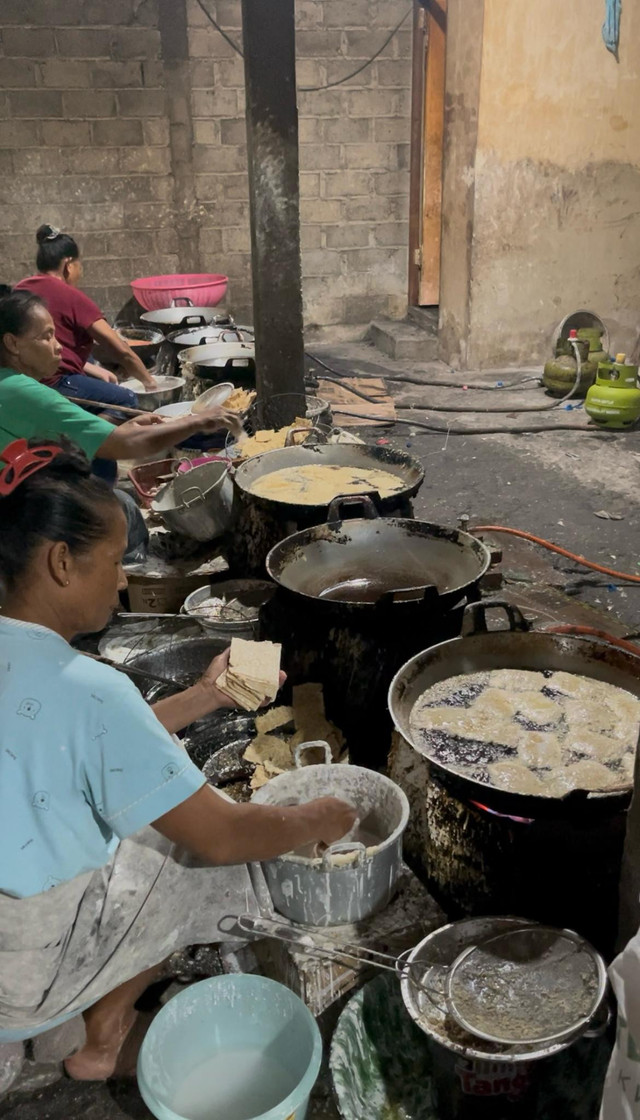 Proses pembuatan kripik oleh pelaku UMKM di Desa Sugihan (Sumber: Dokumentasi Pribadi, 2025)