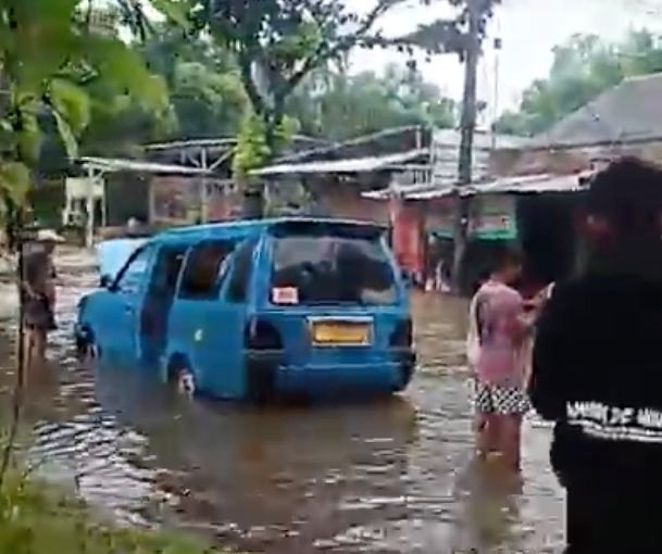 Jalan Raya Setu Cikaret banjir, Selasa pagi (4/3/2025). Dok: Ist.