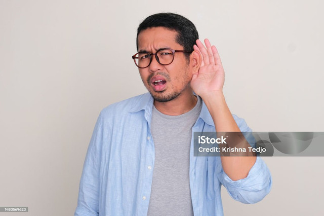 https://media.istockphoto.com/id/1483569623/photo/adult-asian-man-looking-camera-and-doing-can-not-hear-gesture.jpg?b=1&s=612x612&w=0&k=20&c=8E8ecEpVSo7SDv4iIAQly2ZzdNEMZPE8CvlsH5X_OA4=