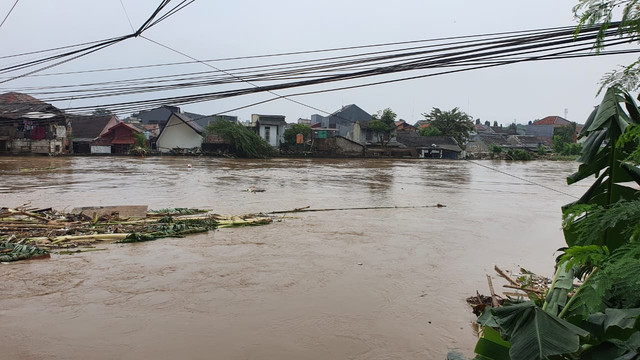 Kali Bekasi di samping PGP Jatiasih, Selasa (4/3/2025). Dok: kumparan