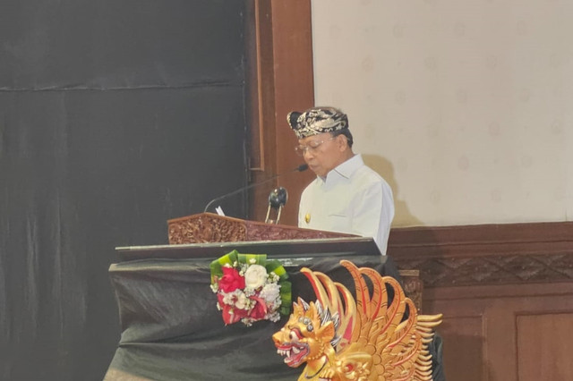 Gubernur Bali Wayan Koster saat memberikan pidato perdana di Ruang Sidang Utama DPRD Bali, Selasa (4/3/2025). Foto: Denita BR Matondang/kumparan