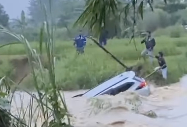 Saat mobil terseret masuk ke sungai Kampung Nawit, Kabupaten Bekasi. Dok: Ist