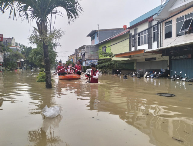 Kemensos menyalurkan bantuan bagi korban banjir di Jakarta, Kabupaten Bogor, dan Kota Bekasi sejak Senin (3/3) dan terus berlangsung hingga hari ini. Foto: Dok. Kemensos