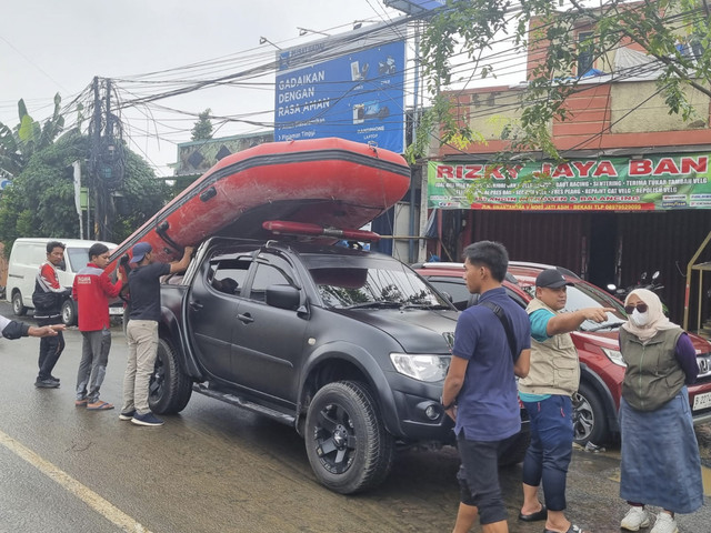 Kemensos menyalurkan bantuan bagi korban banjir di Jakarta, Kabupaten Bogor, dan Kota Bekasi sejak Senin (3/3) dan terus berlangsung hingga hari ini. Foto: Dok. Kemensos