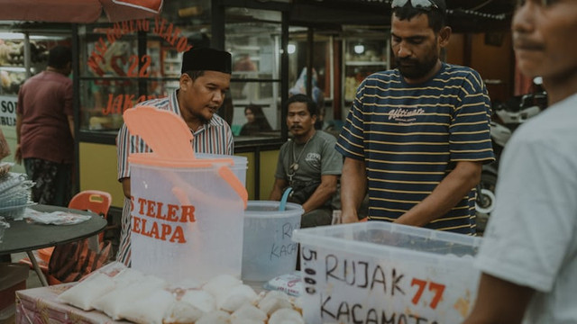 tempat berburu takjil di Jakarta Pusat. Foto hanyalah ilustrasi bukan tempat sebenarnya. Sumber: Unsplash/Umar ben