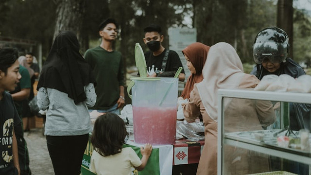 Pasar Takjil Benhil. Foto hanyalah ilustrasi bukan tempat sebenarnya. Sumber: Unsplash/Umar ben