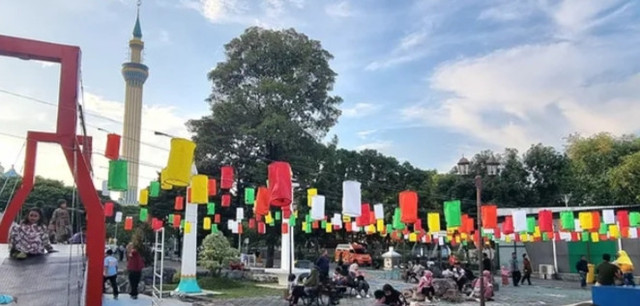 Lampion warna warni yang menghiasi kawasan Masjid Al Akbar Surabaya. Foto: Humas Masjid Al Akbar Surabaya 