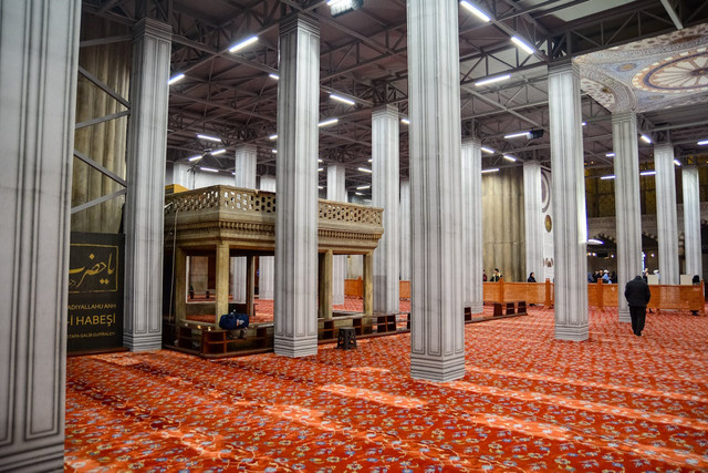 Niat sholat tahiyatul masjid. Foto hanya ilustrasi, bukan yang sebenarnya. Sumber: Pexels/Murat Halıcı 