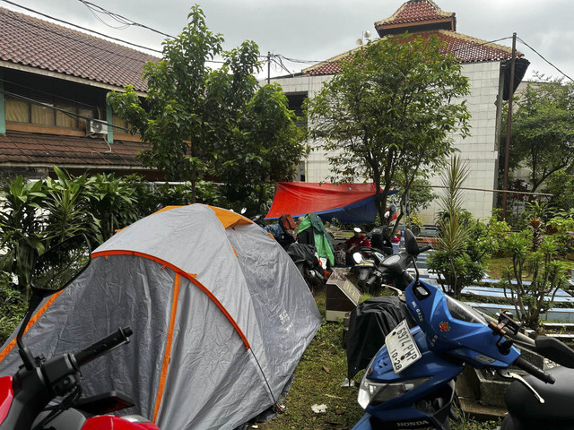 Warga Pejaten Timur ngungsi di Tempat Pemakaman Umum akibat banjir, selasa (4/3/2025). Foto: Rayyan Farhansyah/kumparan