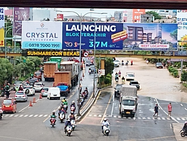 Banjir terlihat di depan Mega Bekasi Hypermall, Selasa (4/3/2025). Dok: kumparan