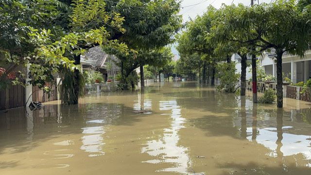 Kondisi banjir di Kemang Pratama, Bekasi. Foto: Abid Raihan/kumparan