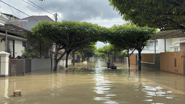 Kondisi banjir di Kemang Pratama, Bekasi. Foto: Abid Raihan/kumparan