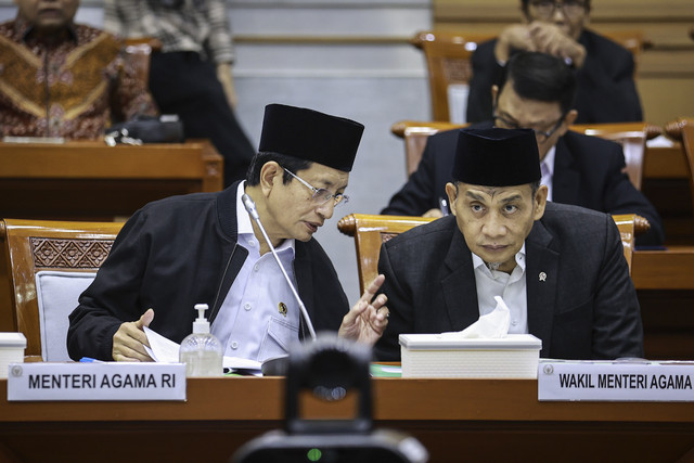 Menteri Agama Nasaruddin Umar, Wakil Menteri Agama Romo Muhammad Syafi'i, dan Dirjen Penyelenggaraan Haji dan Umrah (PHU) Kementerian Agama Hilman Latief saat raker bersama Komisi VIII DPR di Kompleks Parlemen, Senayan, Jakarta. Foto: Dhemas Reviyanto/ANTARA FOTO