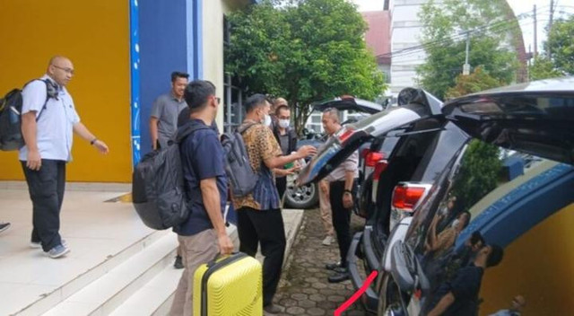 KPK saat menggeledah kantor Dinas PUPR dan Kantor Bupati Muba. Foto : Istimewa