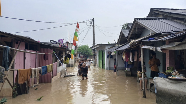 Warga di Kampung Ciparay Sasak, Desa Cirarab, Kecamatan Legok, Kabupaten Tangerang, terendam banjir dengan ketinggian 60 sentimeter, hingga 1 meter, Selasa, (4/3/2025). Foto: kumparan