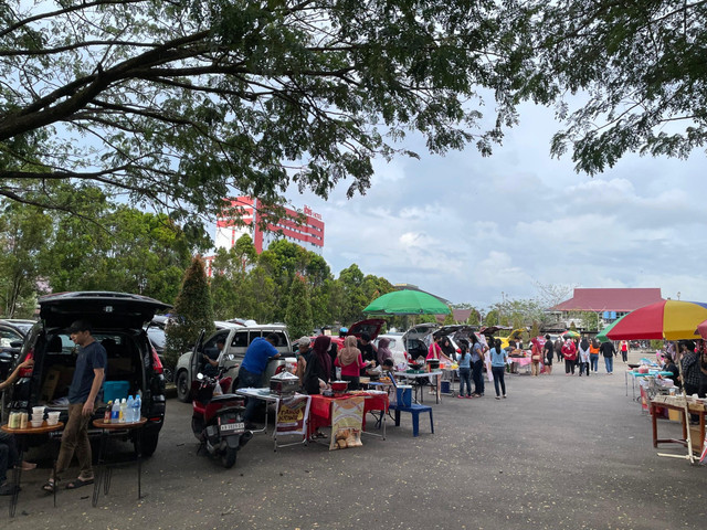 Suasana pasar juadah yang berada di dalam Komplek Ayani Mega Mall yang buka setiap sore menjelang berbuka puasa. Foto: Rabiansyah/Hi!Pontianak