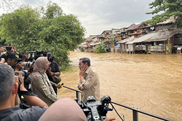 Gubernur DKI Jakarta Pramono Anung meninjau lokasi Pintu Air Manggarai, Jakarta Pusat, Selasa (4/3/2025).  Foto: Alya Zahra/kumparan 