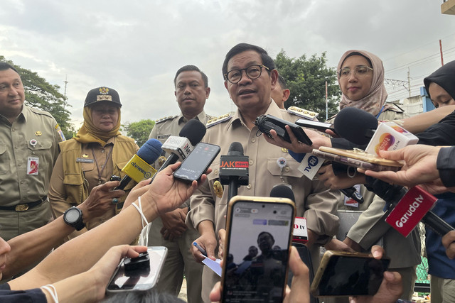 Gubernur DKI Jakarta Pramono Anung menjawab pertanyaan wartawan di Pintu Air Manggarai, Jakarta Pusat, Selasa (4/3/2025). Foto: Alya Zahra/kumparan 