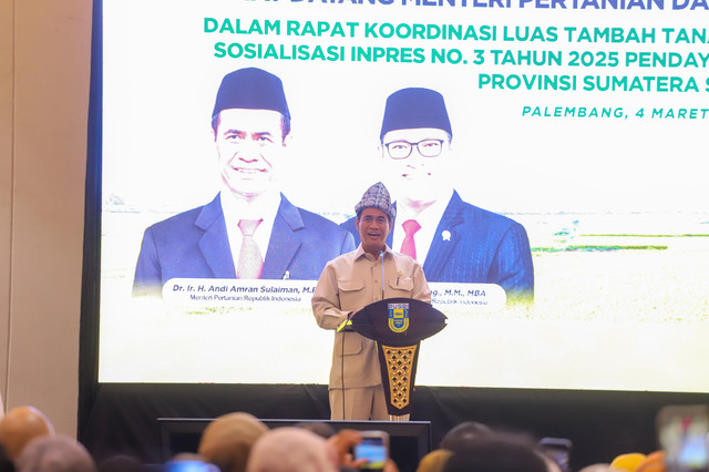 Mentan Amran Sulaiman saat Sosialisasi Inpres No. 3 Tahun 2025 Tentang Pendayagunaan Penyuluh Pertanian di PT PUSRI, Palembang, Selasa 4 Maret 2025. Foto : Dok. Kementan. 