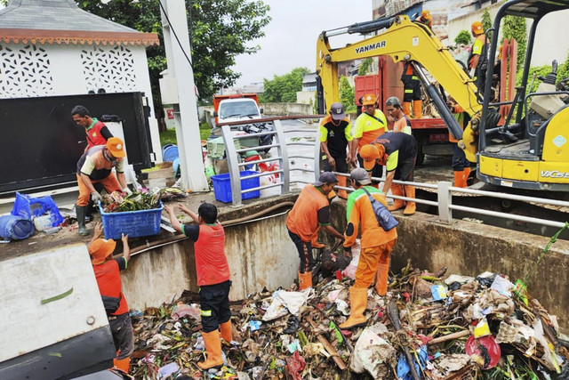 Petugas Orange disiagakan Antisipasi banjir Jakarta. Selasa (4/3/2025).  Foto: Dok. Dinas Lingkungan Hidup