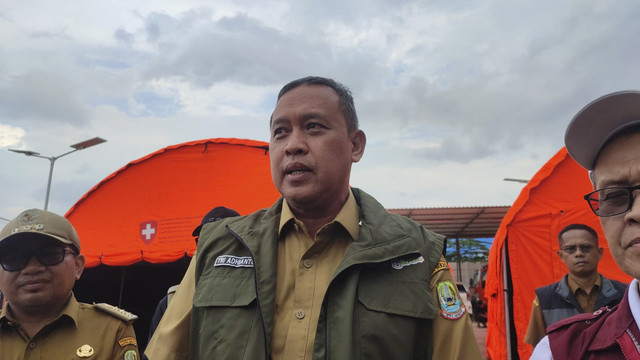 Wali Kota Bekasi, Tri Adhianto, saat meninjau banjir di kawasan Perum Pondok Gede Permai, Kota Bekasi, pada Selasa (4/3/2025).  Foto: Rachmadi Rasyad/kumparan