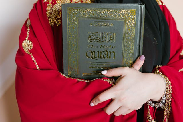 Ilustrasi Hukum Membaca Al-Qur'an di HP Saat Haid. Sumber: Pexels/RDNE Stock Project