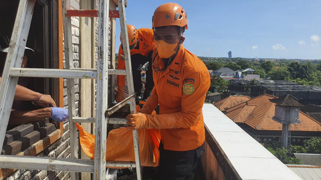 Proses evakuasi jenazah tanpa identitas di bak penampungan air di sebuah pondok di Jalan By Pass Ngurah Rai, Kelurahan/Desa Jimbaran, Kabupaten Badung, Bali, Selasa (4/3/2025). Foto: Dok. Basarnas Bali 