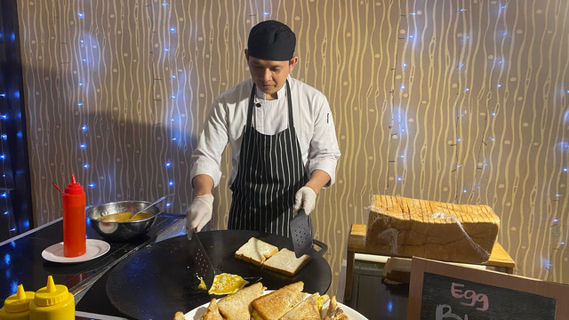 Sesi Live Cooking dari sajian buka puasa 'Ramadhan Untuk Semua' di Hotel Aston Pontianak. Foto: Dok. Aston Pontianak