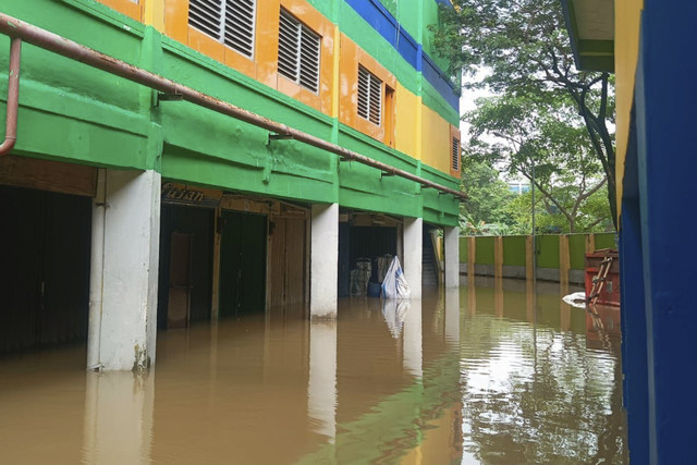 Suasana aktivitas jual beli saat banjir di pasar Cipulir, Jakarta Selatan, Selasa (4/3/2025). Foto: Dok. Humas Pasar Jaya