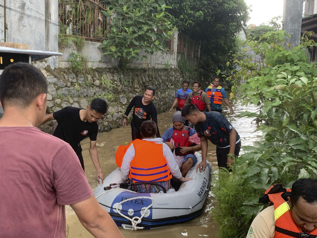 Banjir di kawasan Gunungputri perlahan surut. Foto: kumparan