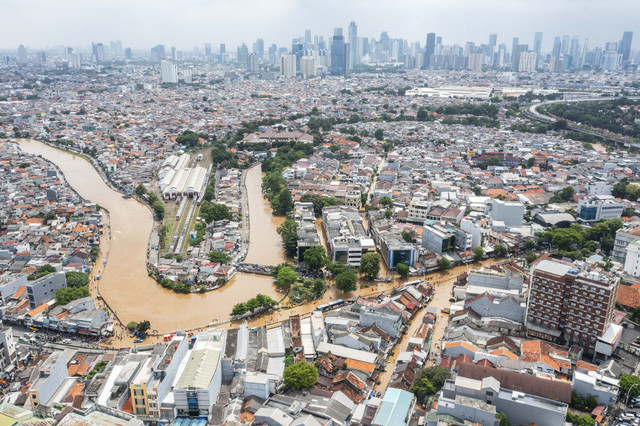 Foto udara luapan air Sungai Ciliwung yang menggenangi jalan dan permukiman di Jatinegara, Jakarta, Selasa (4/3/2025). Foto: Bayu Pratama S/ANTARA FOTO