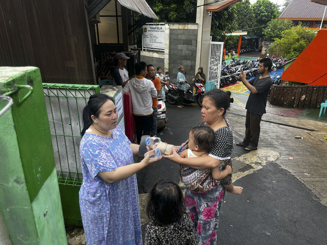 Susana berbuka di pengungsian banjir Pejaten Timur, Jakarta Selatan, Selasa (4/3/2025). Foto: Rayyan Farhansyah/kumparan