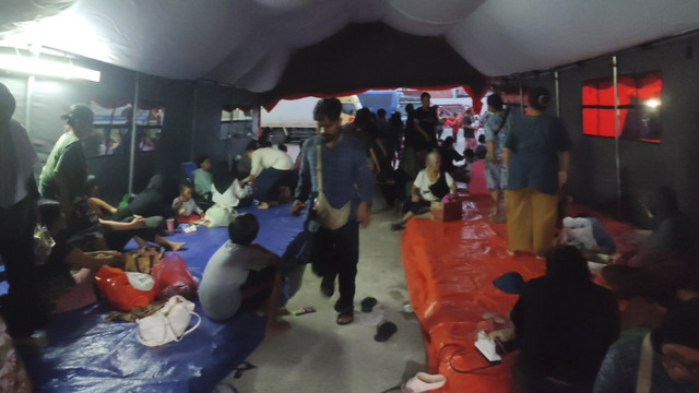 Suasana berbuka puasa di posko pengungsian warga terdampak banjir di Perum Pondok Gede Permai, Kota Bekasi, pada Selasa (4/3/2025). Foto: Rachmadi Rasyad/kumparan