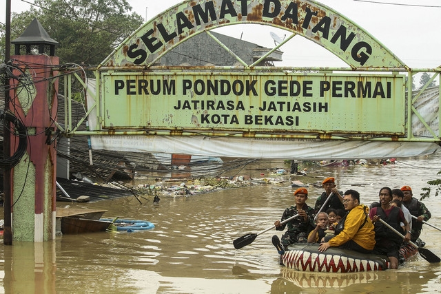 Anggota Kopasgat TNI AU mengevakuasi warga menggunakan perahu karet di Perumahan Pondok Gede Permai, Bekasi, Jawa Barat, Selasa (4/3/2025). Foto: Fakhri Hermansyah/ANTARA FOTO