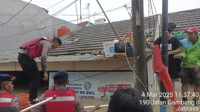 Tim Search and Rescue (SAR) dari Batalyon D Pelopor dikerahkan untuk melakukan evakuasi korban banjir di Pondok Gede Permai, Jatirasa, Kecamatan Jatiasih, Kota Bekasi. Foto: Dok. Polri