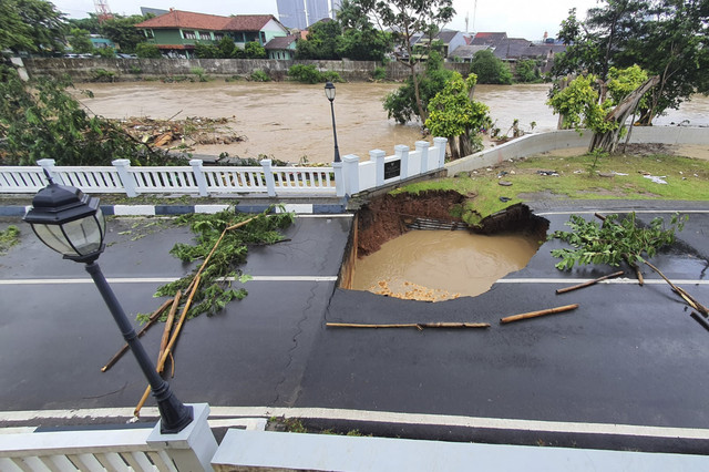 Situasi jalanan yang amblas di Kemang Pratama Bekasi. Foto: kumparan