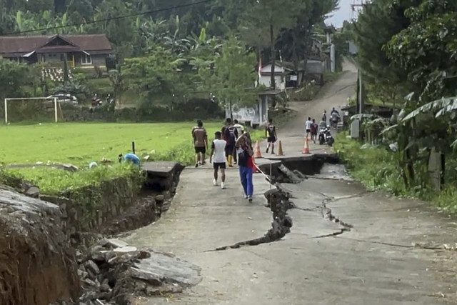 Kondisi pergerakan tanah terjadi di Kp. Curug, Desa Bojong Koneng, Kecamatan Babakan Madang, Kabupaten Bogor, tempat Presiden Prabowo nyoblos Pilkada, Selasa (4/3/2025).  Foto: Dok. Istimewa