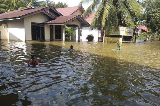 Banjir yang melanda Kecamatan Kampa, Kabupaten Kampar, Riau, memasuki hari keempat. Foto: Dok. kumparan