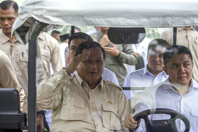 Presiden Prabowo Subianto menaiki mobil buggy bersama Sekertaris Kabinet Teddy Indra Wijaya saat Retreat Kepala Daerah di Akademi Militer, Magelang, Jawa Tengah, Jumat (28/2/2025). Foto: Aditya Aji/AFP